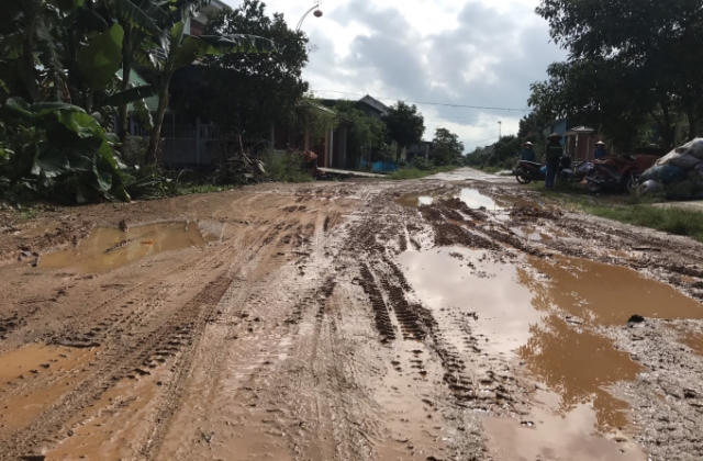 Dân của xã nông thôn mới khốn khổ lội bùn trên tuyến đường huyết mạch
