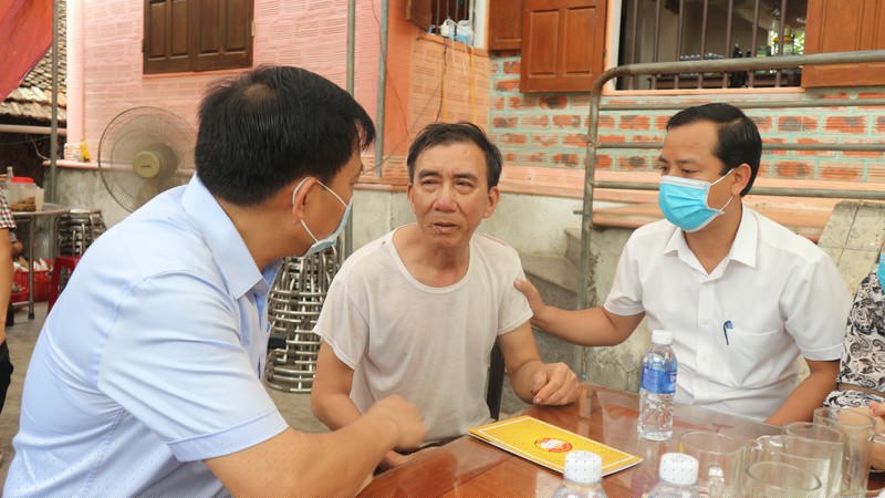 Cùng ngày, đoàn của lãnh đạo huyện Quỳnh Lưu đã đến thăm hỏi, chia buồn cùng gia đình nam sinh viên dũng cảm