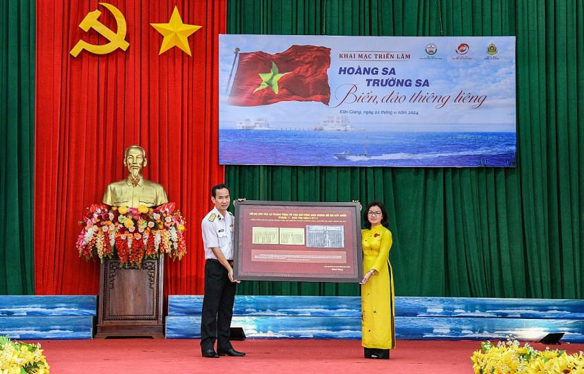 Cục Văn thư và Lưu trữ Nhà nước trao tặng Bộ Tư lệnh Vùng 5 Hải quân bản in lời dụ của vua Lê Thánh Tông về việc giữ vững biên cương bờ cõi đất nước.