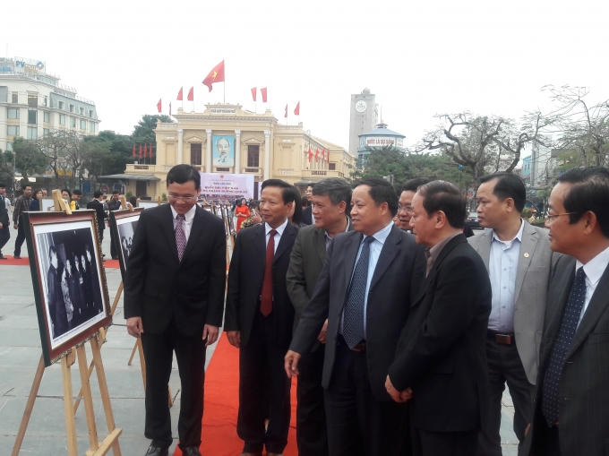 Lãnh đạo TP Hải Phòng tham quan triển lãm.