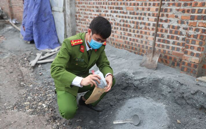 Lực lượng chức năng tiến hành lấy mẫu kiễm tra.