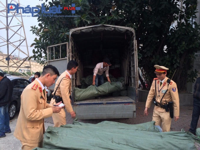 Các chiến sĩ CSGT đang tiến hành kiểm tra số vải không rõ nguồn gốc.
