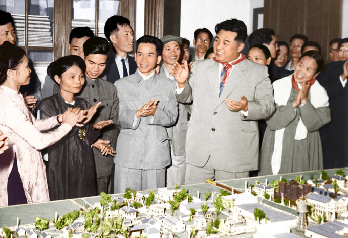 Nhà lãnh đạo Triều Tiên tới thăm Nhà máy Dệt Nam Định.  Trong hai chuyến thăm, ông Kim Nhật Thành thực hiện hành trình đến Việt Nam bằng tàu bọc thép chuyên dụng, theo Yonhap. Vì sợ đi máy bay, ông chủ yếu sử dụng tàu để công du. Tàu có phòng họp và phòng ngủ, hoạt động như một văn phòng làm việc di động. Nó gồm khoảng 17 - 21 toa, di chuyển với tốc độ không quá 60 km/h và được cho là mang theo xe bọc thép và trực thăng nhỏ để đề phòng trường hợp khẩn cấp.