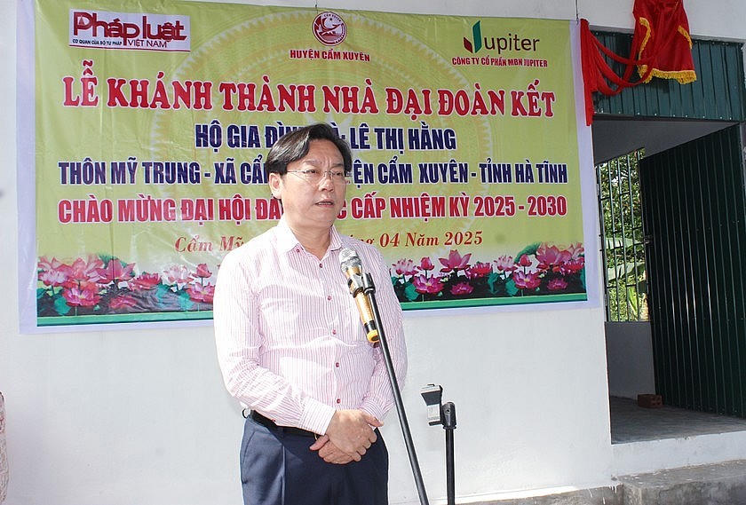 Ông Nguyễn Văn Thanh, Bí thư Huyện ủy Cẩm Xuyên chia sẻ tại buổi lễ khánh thành nhà cho người dân.