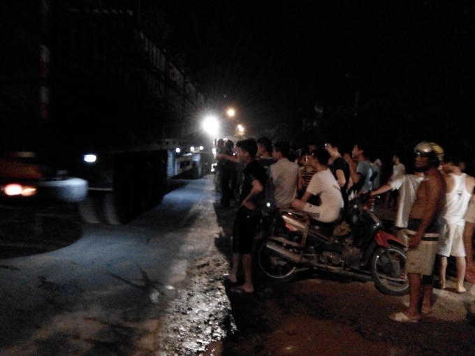 Người dân vây hiện trường vụ tai nạn.