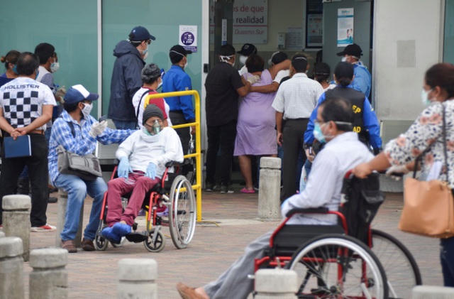 Các bệnh nhân chờ đợi tại lối vào khu cấp cứu quá tải của bệnh viện Guasmo Sur tại Guayaquil. (Ảnh: Reuters)