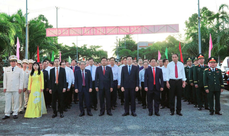 Phó Thủ tướng Chính phủ Mai Văn Chính cùng lãnh đạo, nguyên lãnh đạo các Bộ, ngành Trung ương và địa phương viếng Nghĩa trang liệt sĩ tỉnh Kiên Giang