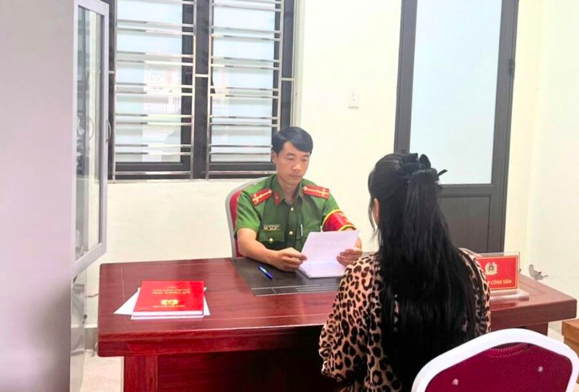 Chị Nguyễn Thị T. làm việc tại cơ quan Công an phường Nam Triệu, xác minh sự việc chuyển nhầm tài khoản