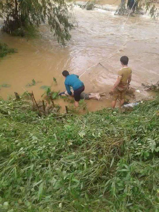 Người dân phát hiện thi thể 2 nạn nhân (1 bé trai và người đàn ông trung niên) trôi dưới sông giáp với khu Nam chợ Đồn. Ảnh: bạn đọc.