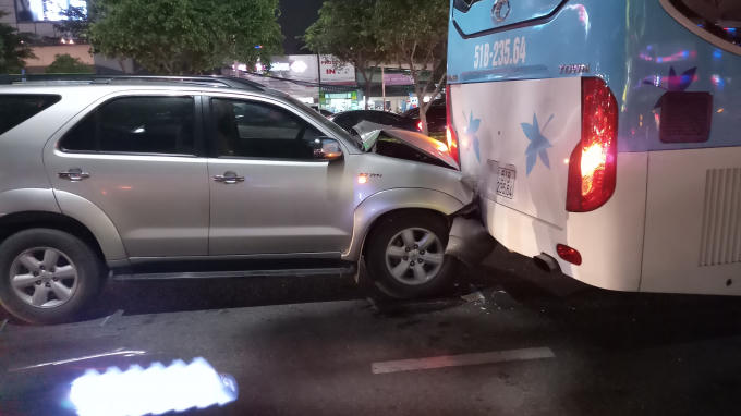 Chiếc 7 chỗ dính chặt vào xe khách.