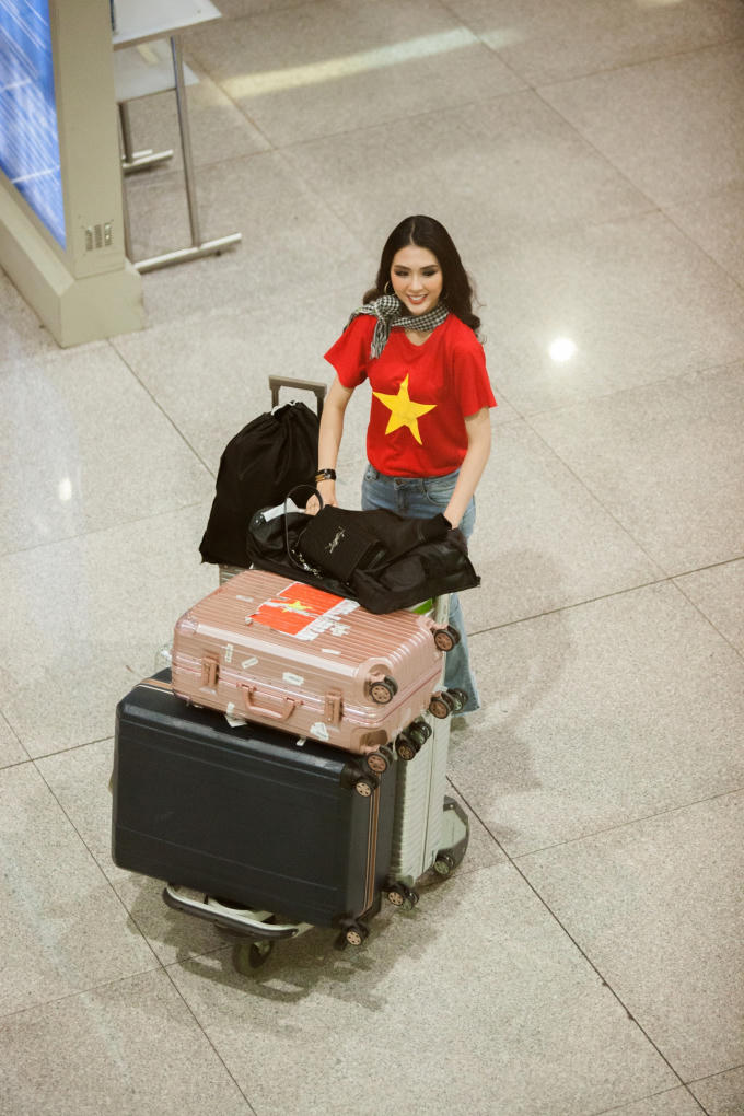 Tường Linh rạng rỡ trở về sau th&agrave;nh t&iacute;ch Top 18 Miss Intercontinental 2017