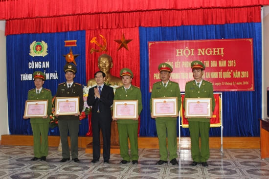 Đồng chí Vũ Quyết Tiến tặng bằng khen cho các tập thể có thành tích xuất sắc trong công tác thực hiện đảm bảo an ninh trật tự năm 2015