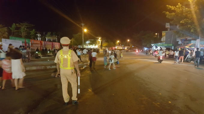 Lực lượng CSGT phân luồng giao thông tại khu vực diễn ra đêm khai mạc.