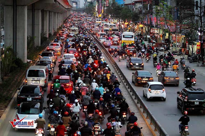 Hàng dài xe cộ nhích từng chút trên đường Nguyễn Trãi.