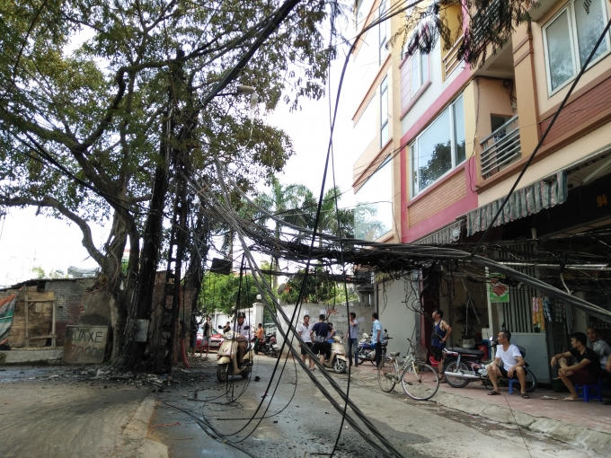 H&agrave; Nội: Clip to&agrave;n cảnh vụ ch&aacute;y cột điện khiến người d&acirc;n hốt hoảng