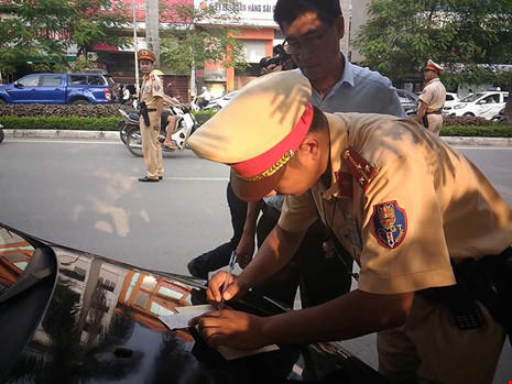 CSGT lập biên bản một trường hợp vi phạm giao thông. Ảnh: Tuyến Phan