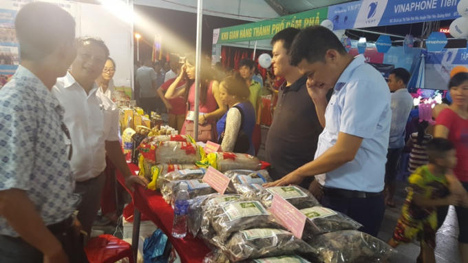 Ngoài các chương trình văn nghệ đặc sắc, các gian hàng giới thiệu sản phẩm tiểu biểu của địa phương cũng thu hút đông đảo du khách.