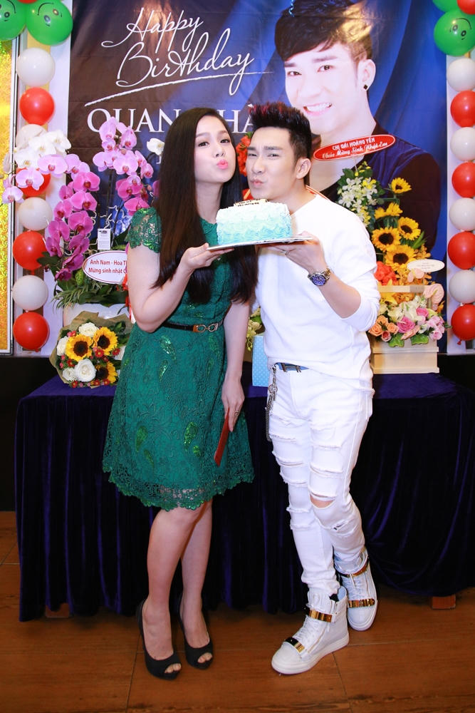 Ca sĩ Nhật Kim Anh xinh đẹp tới mừng sinh nhật Quang Hà