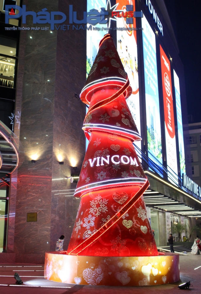 Vincom (Nguyễn Chí Thanh, Ba Đình) nơi có cây thông giấy ấn tượng,  (Ảnh Đức Biên)