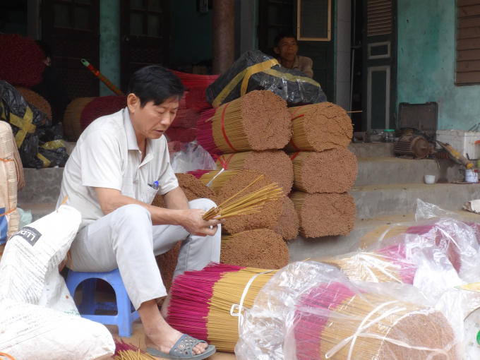 Hương sau khi phơi khô được đóng gói theo bó. Mỗi bó khoảng 30 đến 50 que hương.