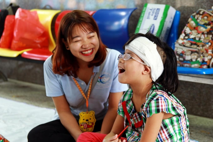 Đằng sau nụ cười ấy là những cơn đau về thể xác hành hạ các em hàng ngày (Ảnh: K.O).