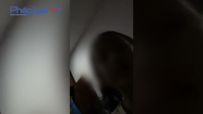 Cháu bé kể lại câu chuyện với mẹ.