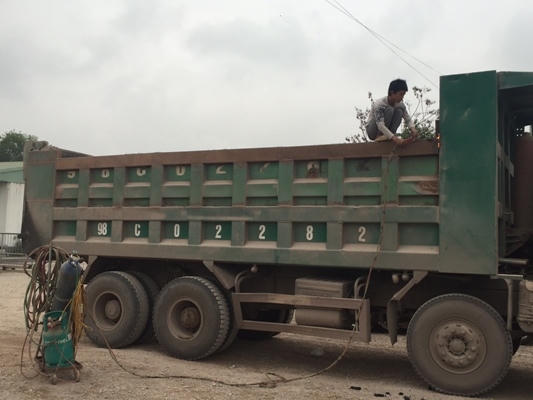 Đối với các xe cơi nới đều bị cắt thùng ngay tại chỗ (Ảnh: Du Nghĩa).