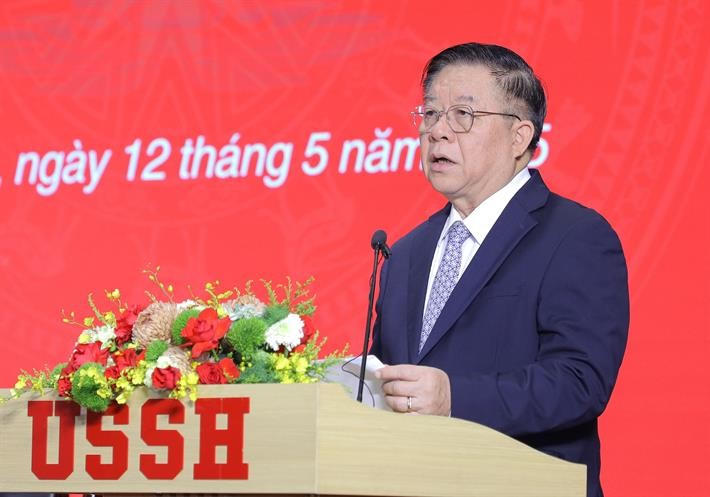 Đồng chí Nguyễn Trọng Nghĩa chia sẻ tại hội thảo.