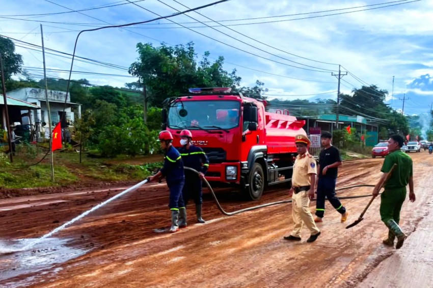 Lực lượng chức năng khắc phục sự cố, tuyến đường được thông xe trở lại bình thường.