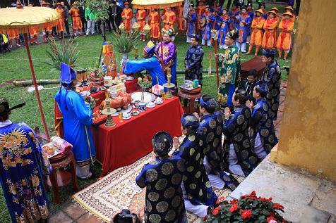 Các nghi thức được cử hành nghiêm trang.