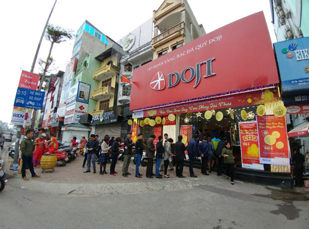 Tại Trung tâm VBĐQ Đống Đa, 209 Xã Đànchứng kiến cảnh xếp hàng nhộn nhịp và náo nức nhưng không có bất cứ tình trạng chen lấn nào. Tất cả các khu thanh toán, nhận sản phẩm đều được sắp xếp liên hoàn, khoa học để phục vụ tốt nhất cho người dân.