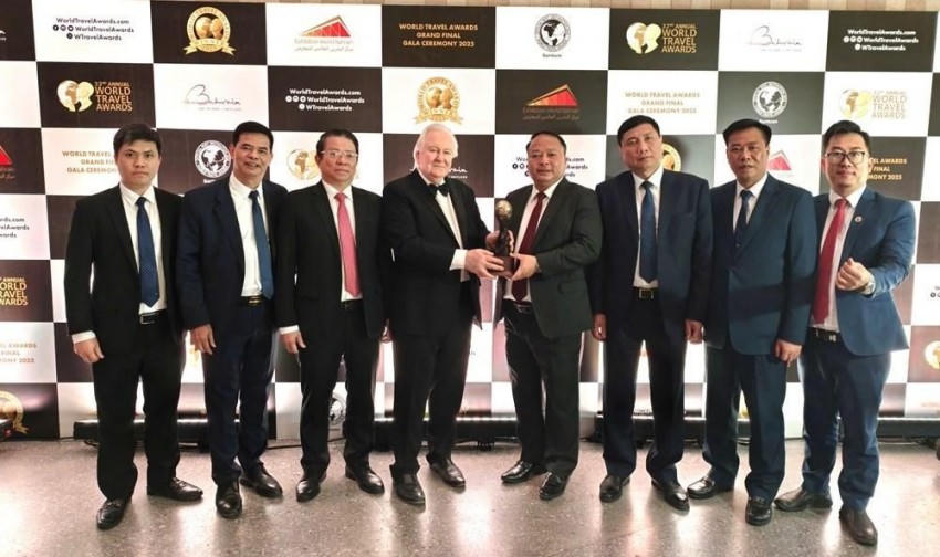 Lãnh đạo tỉnh Tuyên Quang nhận cúp chiến thắng ở hạng mục “Điểm đến văn hóa hàng đầu thế giới năm 2025” dành cho Công viên địa chất toàn cầu UNESCO Cao nguyên đá Đồng Văn.