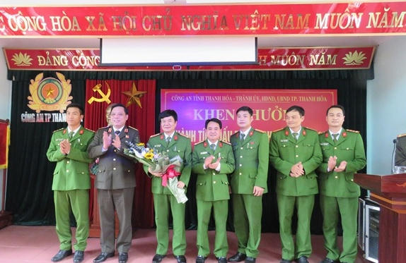 Giám đốc Công an tỉnh Thanh Hóa khen thưởng Ban chuyên án đã có thành tích xuất sắc triệt phá tổ chức tín dụng đen lớn nhất nước.