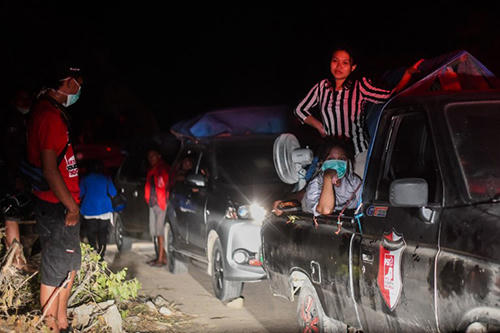Cảnh tắc đường khi nhiều người dân Palu tìm cách rời khỏi thành phố tối qua. Ảnh: AFP