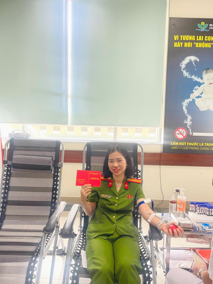 Thiếu tá Nguyễn Thị Thuý kêu gọi mọi người hãy hiến máu cứu người.