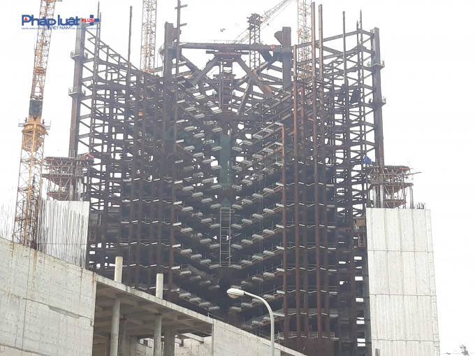 Tòa chính nhìn từ khu đô thị Nam Thăng Long.