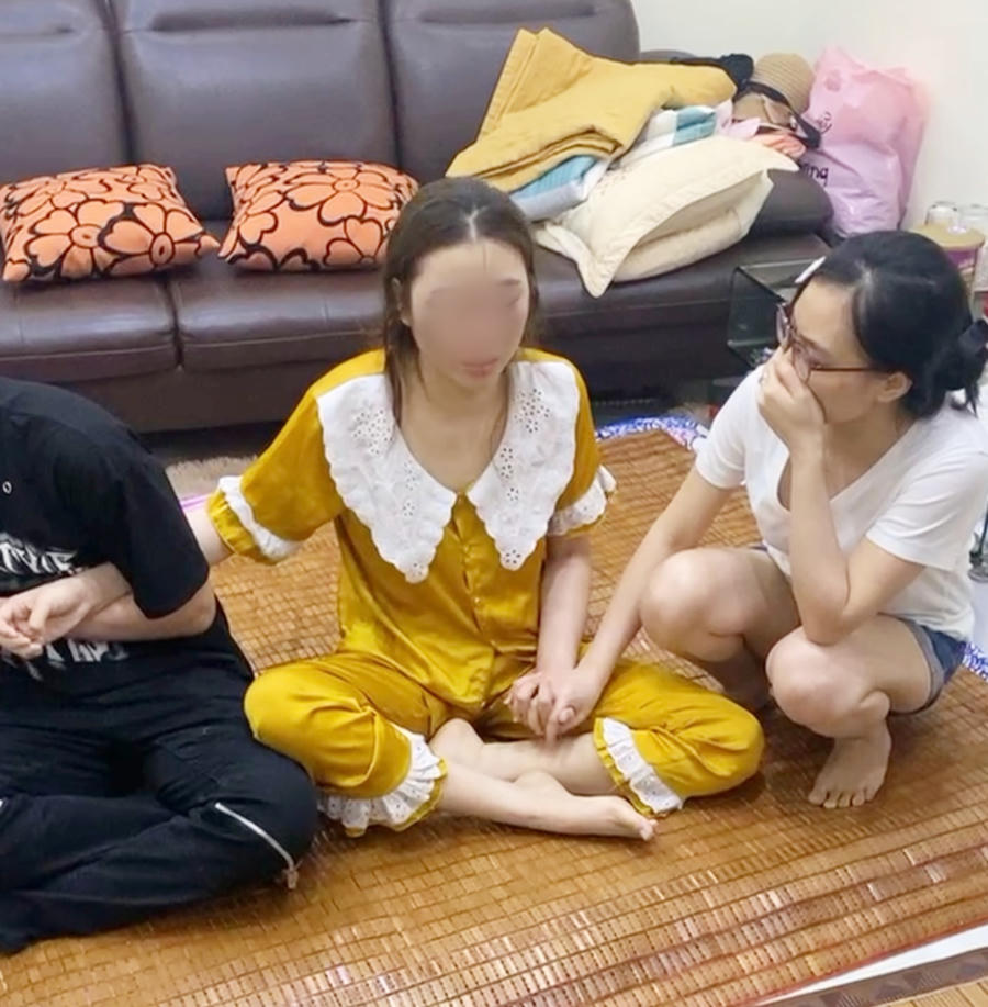 Bảo mẫu Vũ Khánh C. (người mặc áo vàng). Ảnh: Tiến Dũng