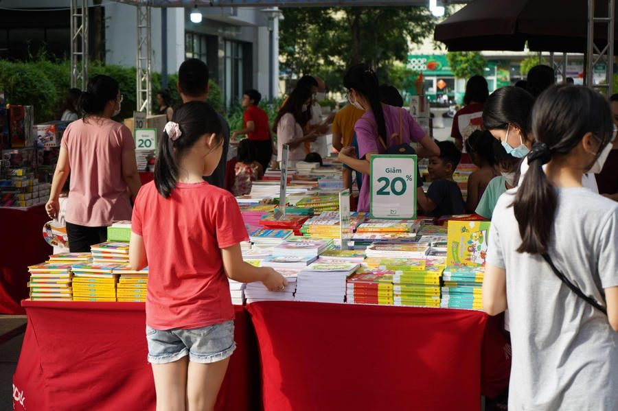 “Tiếp lửa” tri thức trong ngày hội sách ngay tại sân khu đô thị. (Ảnh: TNPM)