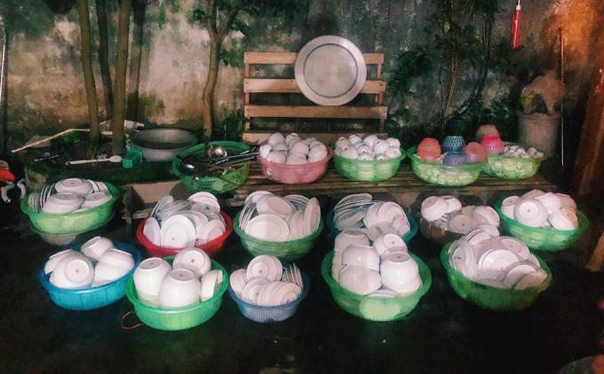 Đây chính là chồng bát đĩa gây "ám ảnh" cho chàng trai khi mất gần 4 tiếng đồng hồ để rửa.