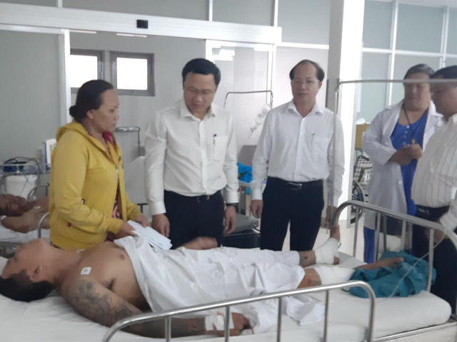 Ông Khuất Việt Hùng - Phó Chủ tịch Chuyên trách Ủy ban ATGT Quốc gia, đến thăm hỏi 4 nạn nhân đang điều trị tại BV Đa khoa Long An