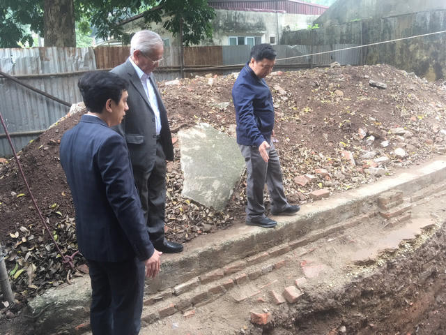 PGS Tống Trung Tín cùng GS Phan Huy Lê và Giám đốc Trung tâm Di sản Hoàng thành Thăng Long tham quan hố khai quật. Ảnh: Tùng Long