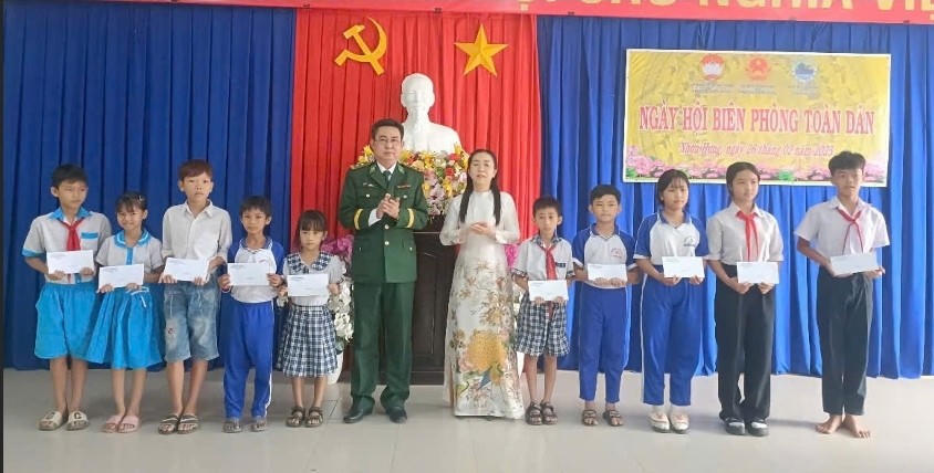 Trao học bổng cho các em học sinh