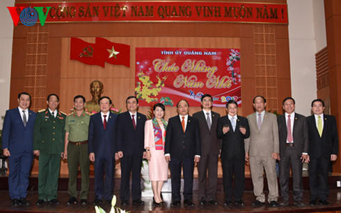 Thủ tướng Nguyễn Xuân Phúc và phu nhân chụp hình lưu niệm với lãnh đạo tỉnh Quảng Nam. (Ảnh: VOV)