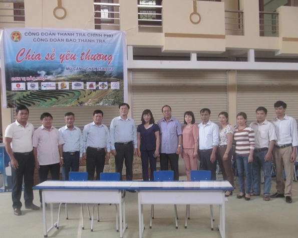 Đại diện Công đoàn Thanh tra Chính phủ và Báo Thanh tra trao bàn ghế học sinh cho các trường.