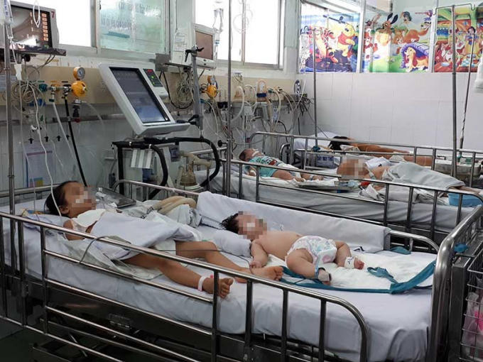 Trẻ mắc viêm não do không tiêm vaccine tại BV Nhi đồng 1. Ảnh: HP