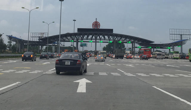 Chính sách BOT được cho là có nhiều tác động tới túi tiền của người dân.