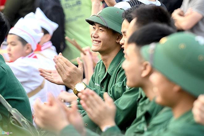 Hào hứng trước giờ lên đường nhập ngũ.