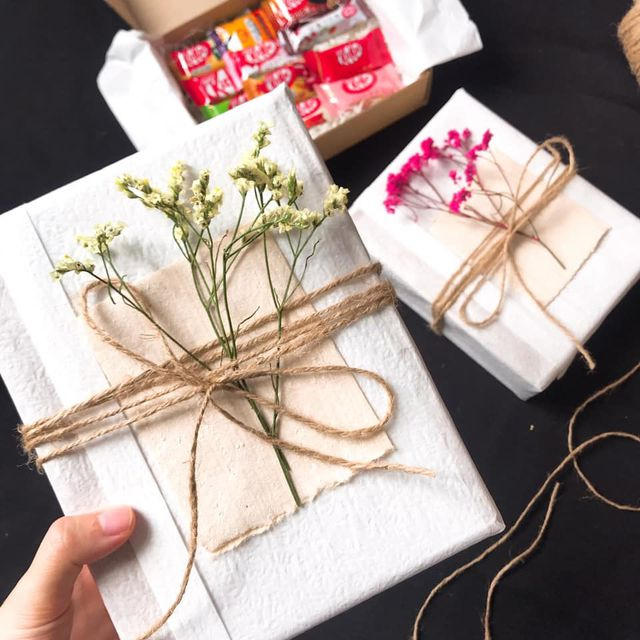 Một nhành hoa cũng khiến món quà trở nên đáng yêu và trong sáng hơn.