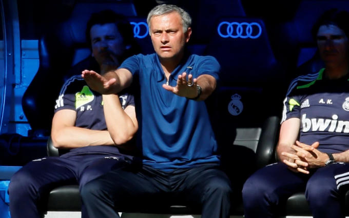 Jose Mourinho trên sân Santiago Bernabeu Stadium năm 2013. Ảnh: Reuters