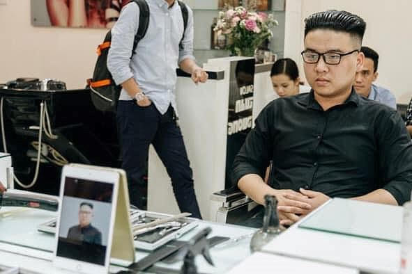 Khách hàng còn được tham gia chụp ảnh đăng lên fanpage của salon